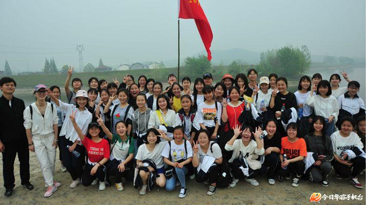 华容县职业中专师生研学户外感受家乡变化