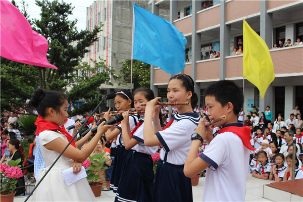 实验小学举行"六一"庆祝大会暨足球文化节闭幕式