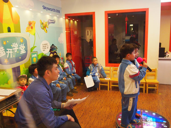 实验小学小记者到长沙酷贝拉进行职业体验