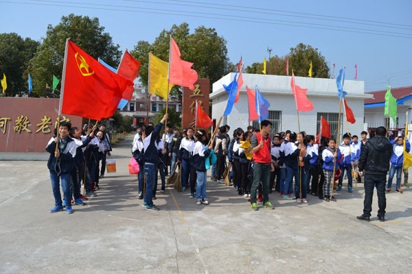 新河中学开展学雷锋活动