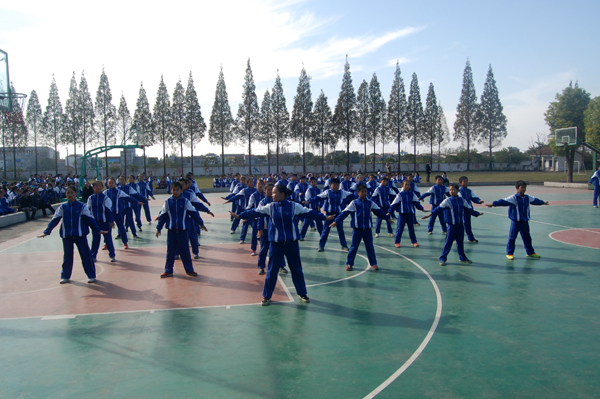 万庾中学举行武术健身操比赛