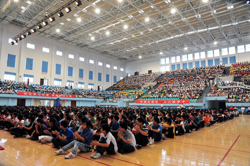 县一中2010年下学期开学典礼隆重举行