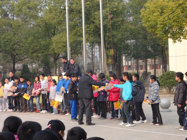 万庾中学隆重举行开学典礼