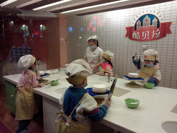 实验小学小记者到长沙酷贝拉进行职业体验