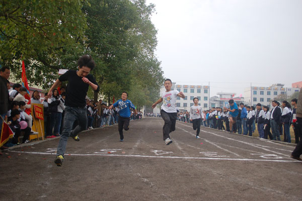 华容二中举行第42届师生冬季田径运动会