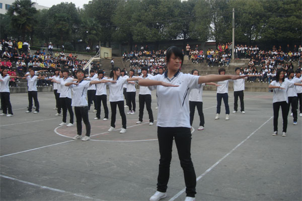 华容三中举行广播体操比赛
