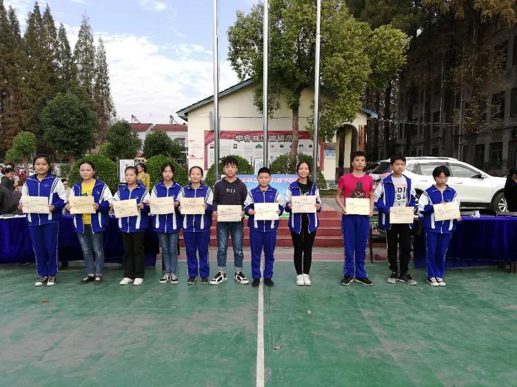 万庾中学开展武术健身操比赛