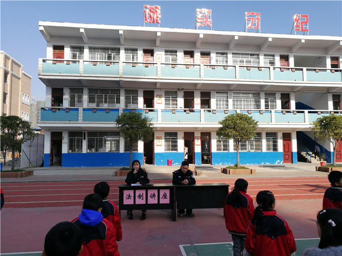 华容县桥东小学举行法制讲座