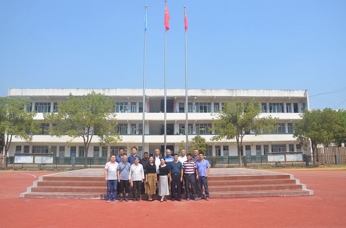 华容四中举行重阳节退休教师座谈会