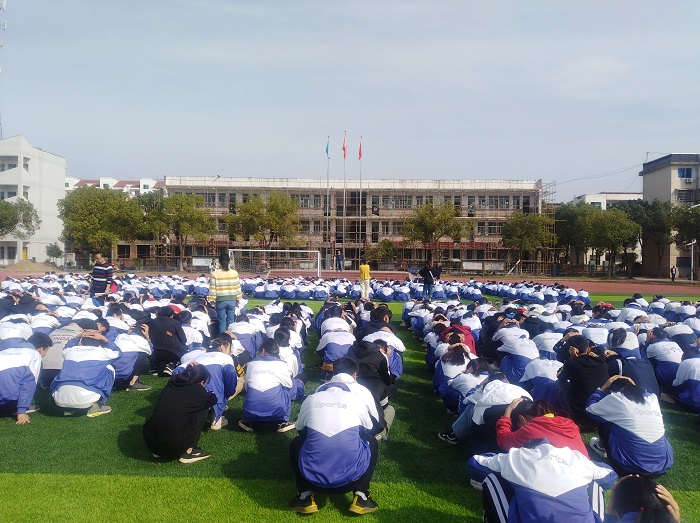 华容四中开展安全疏散演练活动