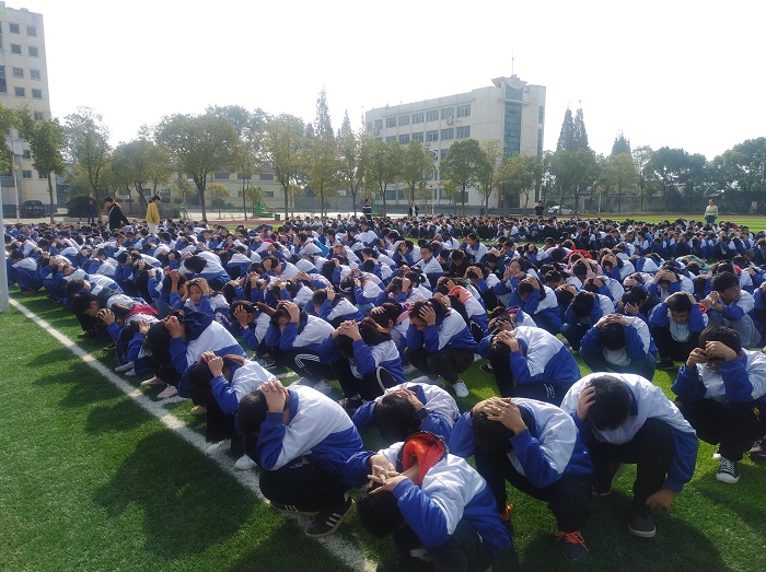 华容四中开展安全疏散演练活动