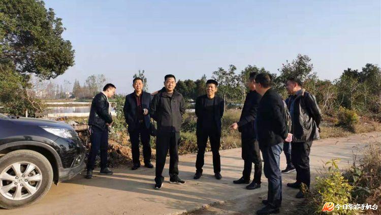 12月4日,华容县人民政府副县长范文科调研新城大道项目进展情况.