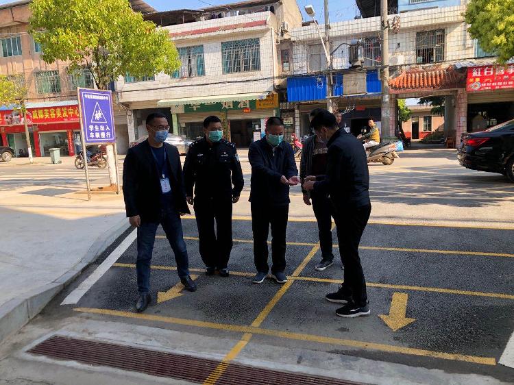 插旗镇党委书记王鹏到插旗中学调研