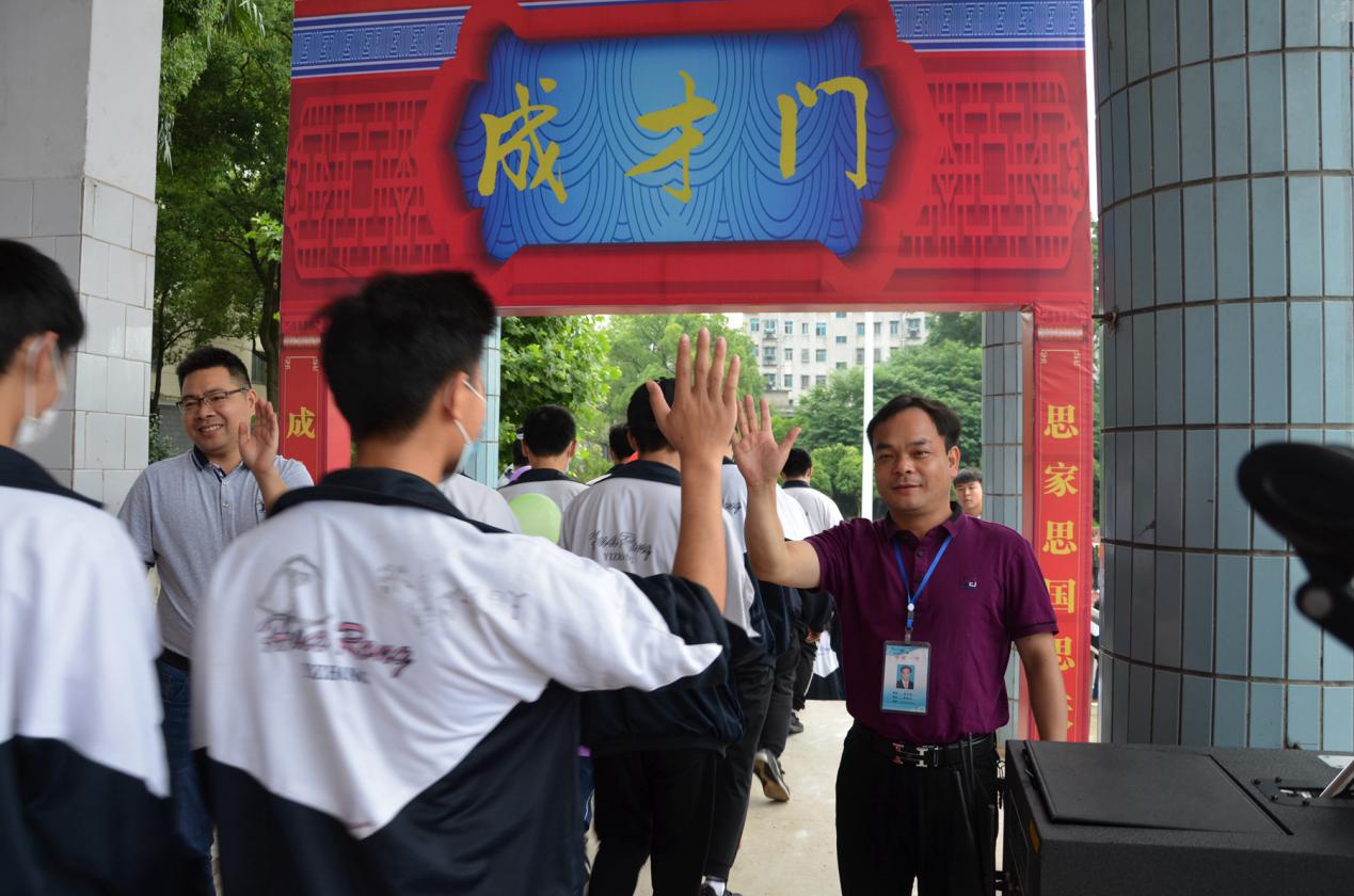 十八而志善行担当华容一中举行高三成人礼