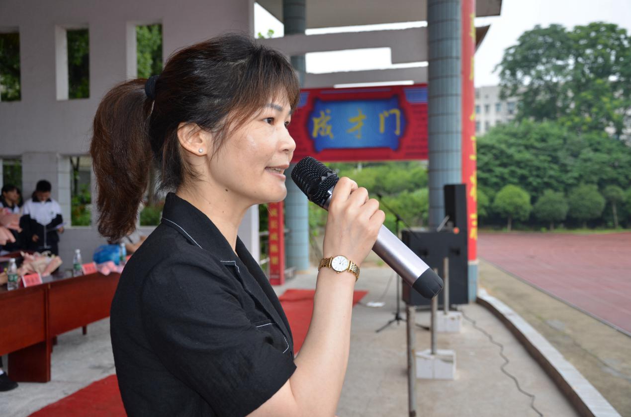 十八而志善行担当华容一中举行高三成人礼