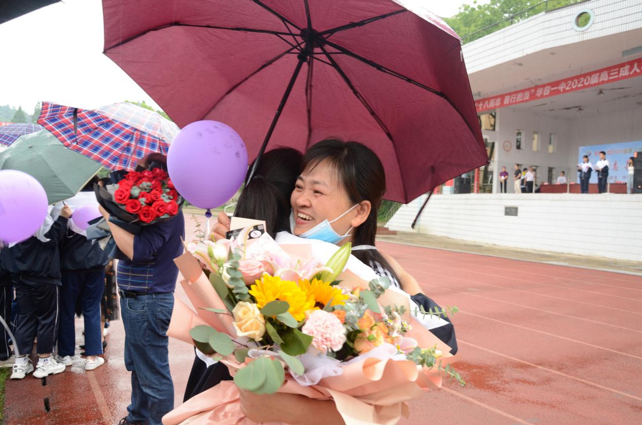 十八而志善行担当华容一中举行高三成人礼