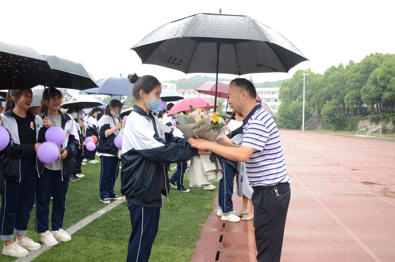 十八而志善行担当华容一中举行高三成人礼