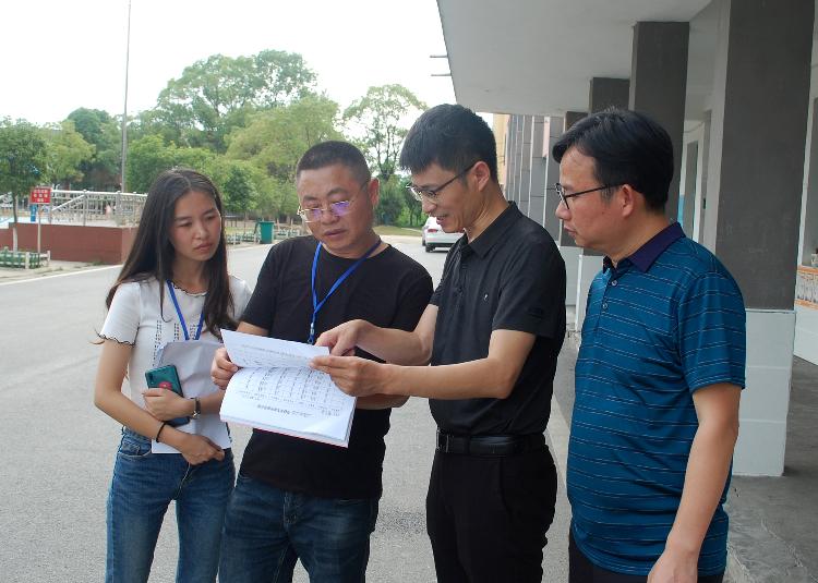 万庾中学开展校车安全突击督查