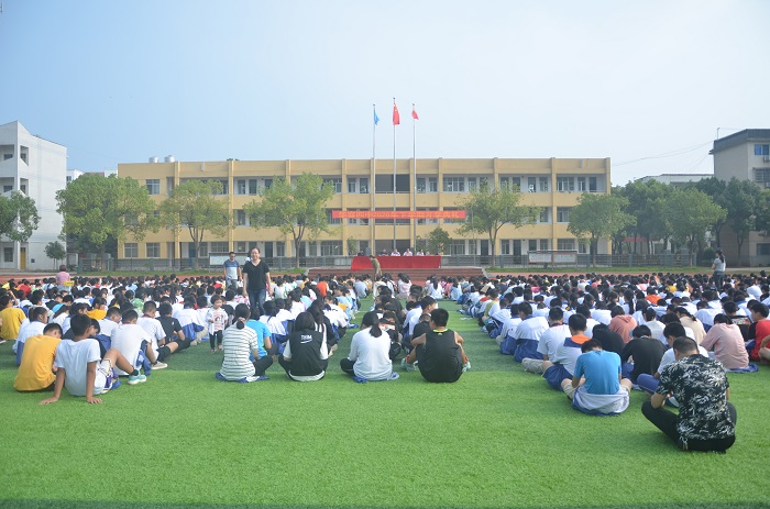 华容四中召开开学典礼