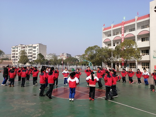 侨联环城学校冬季阳光体育活动精彩纷呈