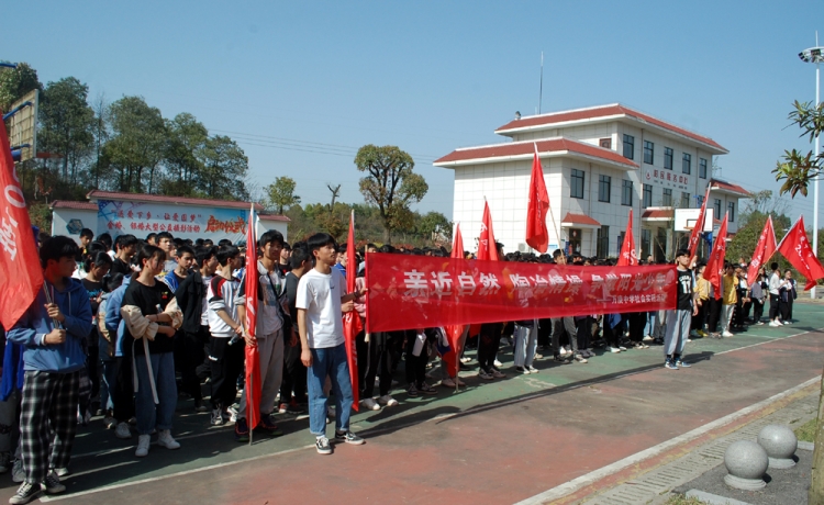 万庾中学开展亲近自然爱我家乡远足活动