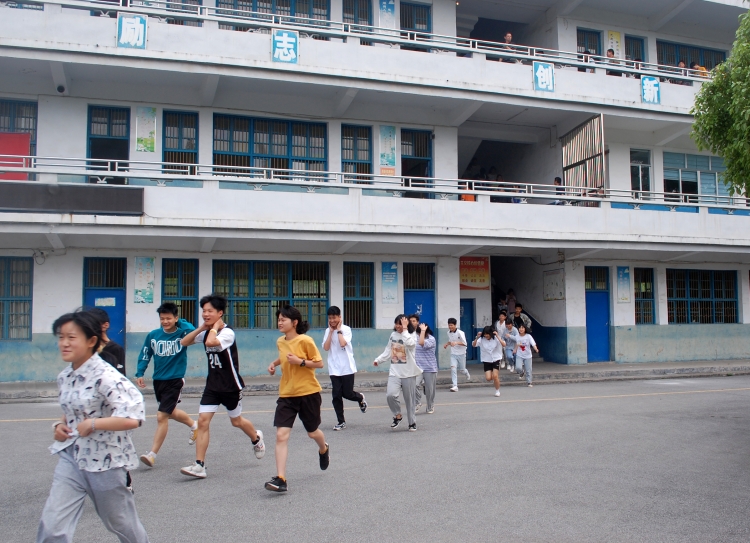万庾中学举行防灾减灾紧急疏散演练