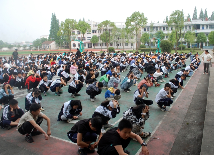 万庾中学举行防灾减灾紧急疏散演练