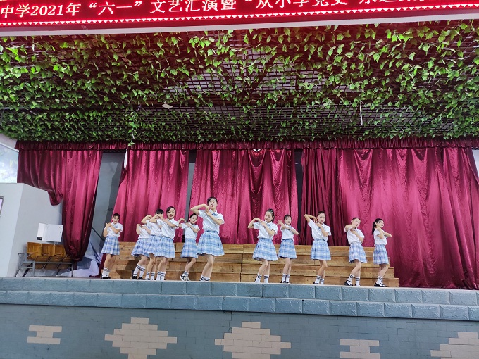载歌载舞庆六一欢天喜地跟党走新河中学举行从小学党史永远跟党走主题