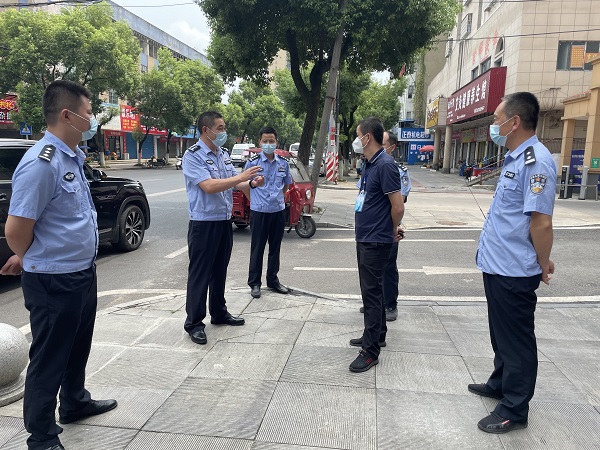 慰问华美酒店隔离点民辅警.jpg 慰问华美酒店隔离点民辅警.jpg