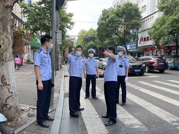 慰问城市广场路面执勤点民辅警.jpg 慰问城市广场路面执勤点民辅警.jpg