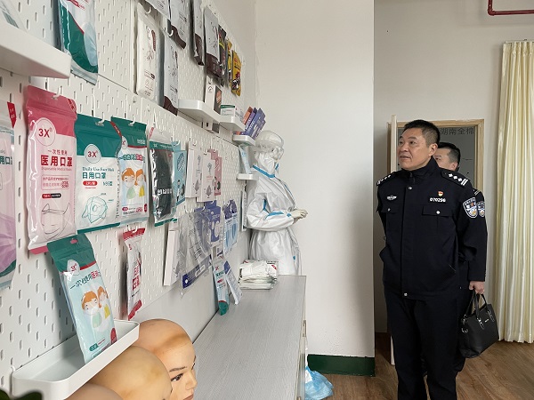 李逊一行到康沃医疗用品有限公司走访、座谈.jpg 李逊一行到康沃医疗用品有限公司走访、座谈.jpg