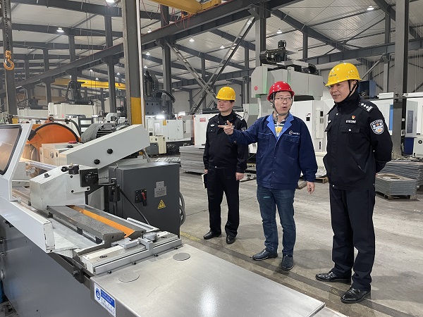 李逊一行到沁峰机器人有限公司行政办公区和生产区走访.jpg 李逊一行到沁峰机器人有限公司行政办公区和生产区走访.jpg