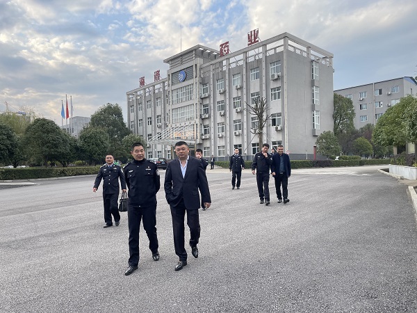 李逊一行到海济药业走访.jpg 李逊一行到海济药业走访.jpg