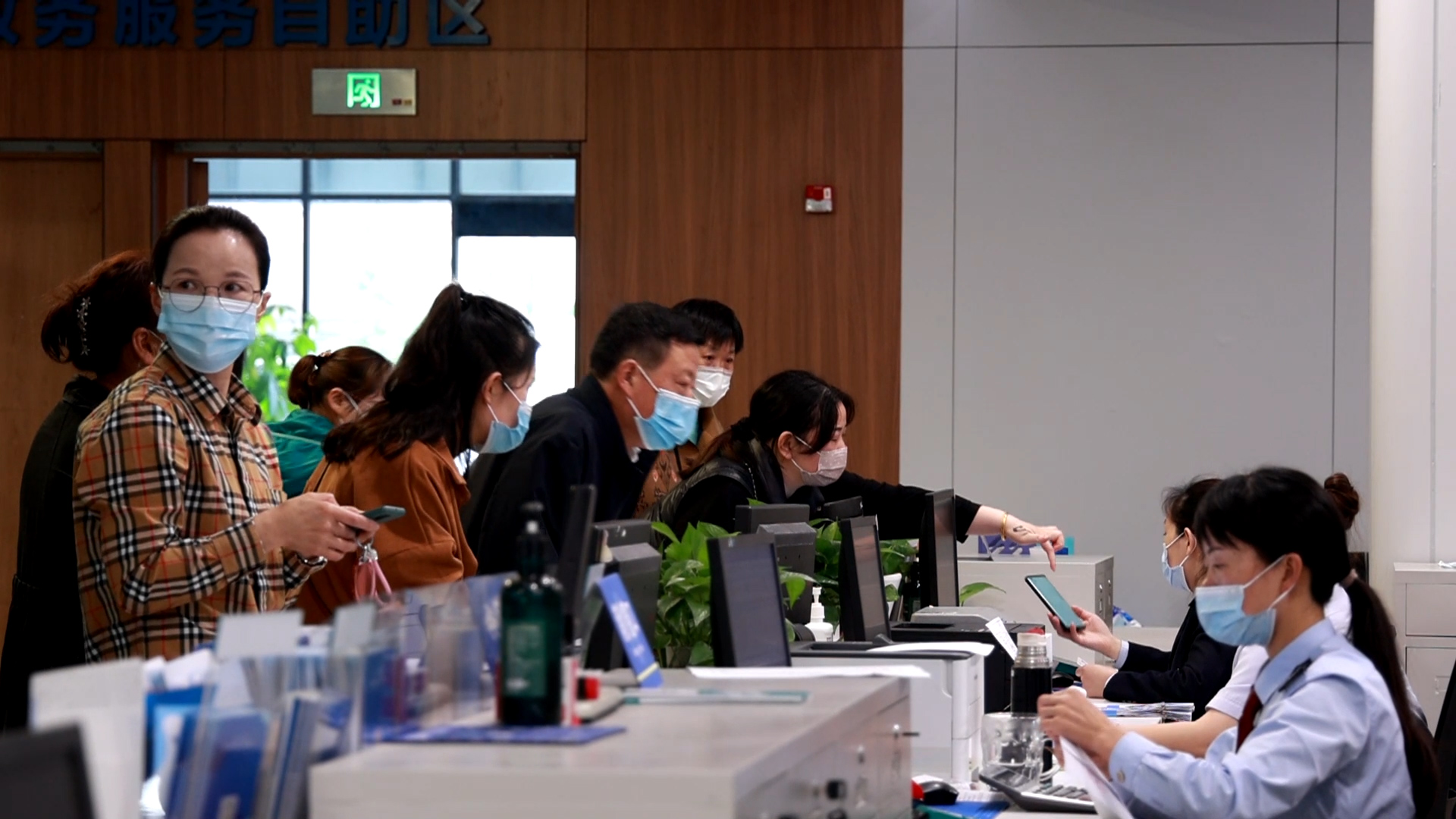 20220517 张帆 潘典宏到县政务服务中心开展“走流程、解难题、优服务”活动.00_00_41_15.静止002.jpg 20220517 张帆 潘典宏到县政务服务中心开展“走流程、解难题、优服务”活动.00_00_41_15.静止002.jpg