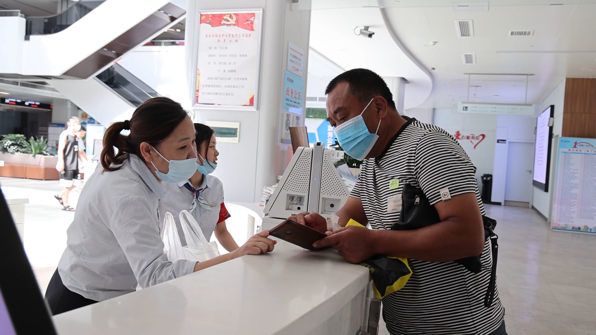 20220705 杨雅琪 窗口服务助力城市创建.00_01_16_10.静止003.jpg 20220705 杨雅琪 窗口服务助力城市创建.00_01_16_10.静止003.jpg