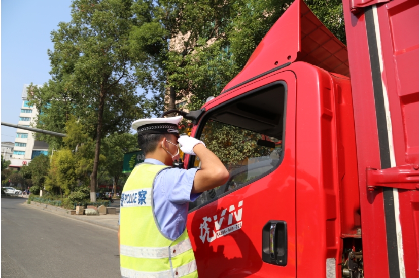 平安国庆交警护航