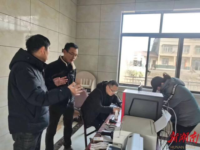 华容:政务服务有温度 群众尽享改革红利