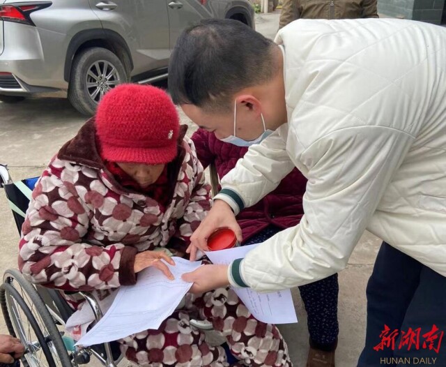 华容:政务服务有温度 群众尽享改革红利