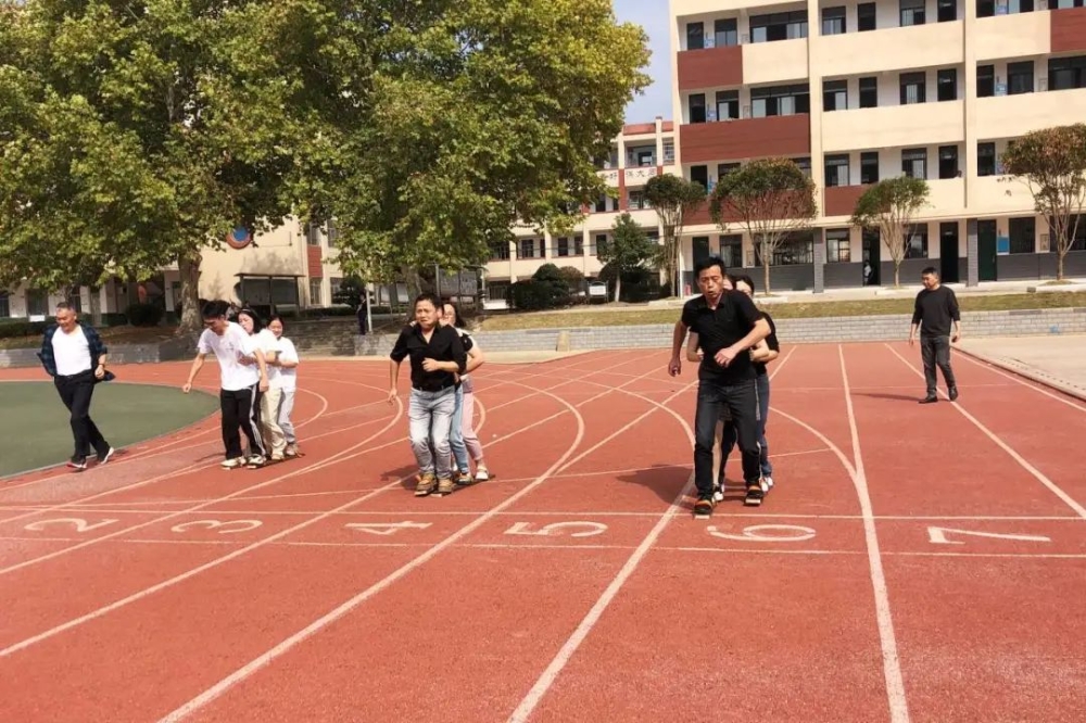 状元湖实验学校举行三人板鞋竞速接力赛