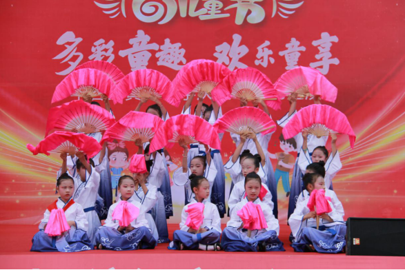 多彩童趣 欢乐童享——黄湖小学开展六一文艺汇演