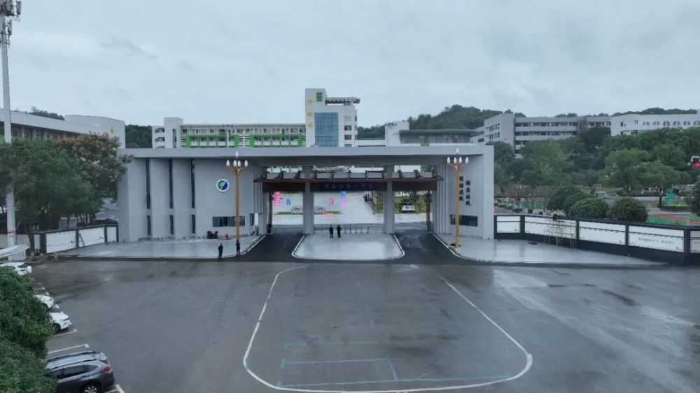 ���У������ ����ɣ����չ �����ء�У�ѻ��桱�߻���һ�и�������չ������