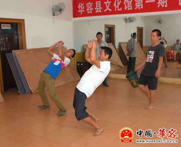 县文体广新局副局长杨汝华现场对群众演员进行演艺辅导