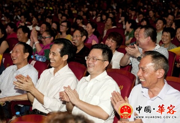 领导观众掌声如潮笑声阵阵.jpg