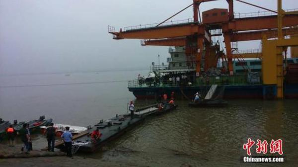 6月1日约21时28分,一艘从南京驶往重庆的客船在长江中游湖北监利水域沉没。出事船舶载客458人,其中内宾406人、旅行社随行工作人员5人、船员47人。图为6月2日,湖北荆州,潜江,仙桃等地赶来的专业救援队伍,正集结在附近等待重型装备,江面上有许多冲锋舟在事发江面来回搜索,江面上有薄雾。张畅 摄