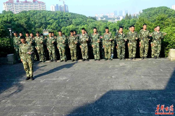 官兵在烈士纪念碑前默哀。