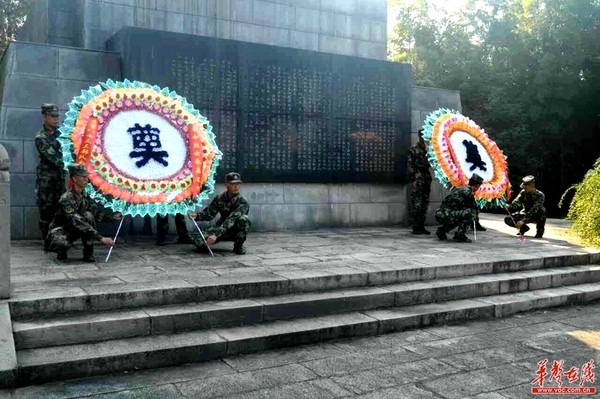 武警8733部队组织官兵在“华容烈士陵园”举行祭奠仪式。