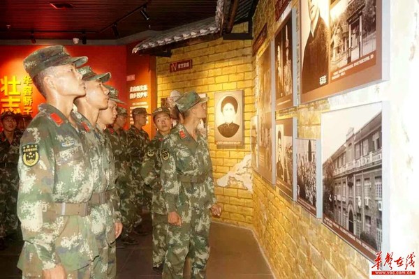 官兵参观何长工纪念馆。